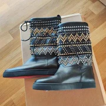 C. Louboutin 스터드 장식 부츠 36