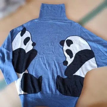 EVEXbyKRIZIA 팬더 무늬 터틀넥 니트 블루