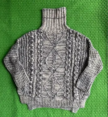 케이블 짜임 터틀넥 니트 그레이 블루 계열