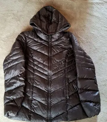 다크 브라운 후드 부착 다운 자켓