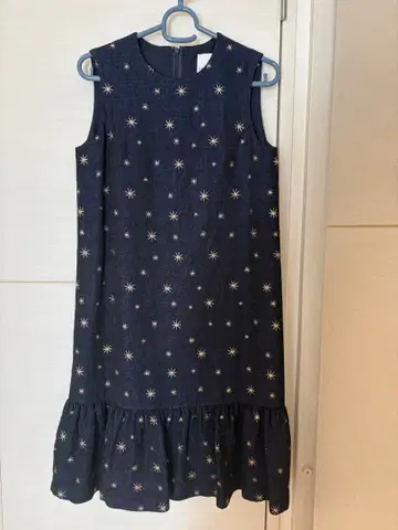 LOULOU WILLOUGHBY 별 패턴 자수 슬리브리스 원피스