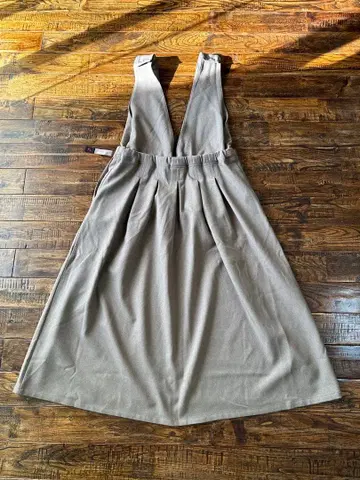 그라미치 서스펜더 포함 베이지 슬리브리스 원피스