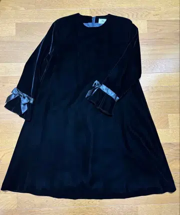 Maty 벨벳 7부 소매 무릎 기장 리본 포함 원피스 블랙