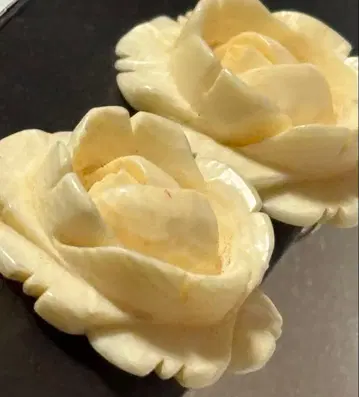 약간 빅 사이즈 크림색 로즈형 조각 귀걸이 장미 골동품 레트로 빈티지