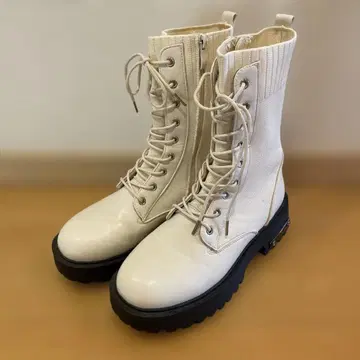 화이트 통굽 레이스업 부츠 M
