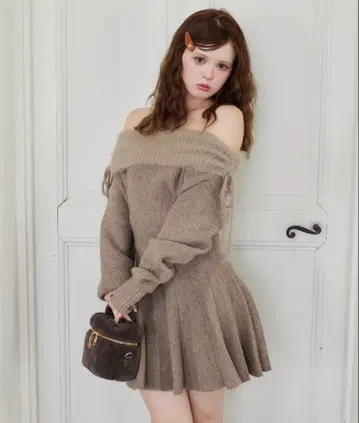 NICE CLAUP 오프숄더 니트 원피스 모카