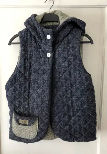 네이비 퀼팅 후드 부착 다운 베스트