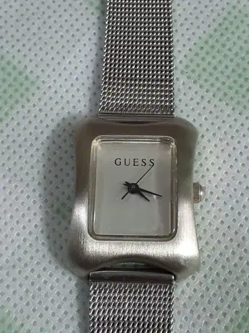 GUESS 메쉬 밴딩 손목시계