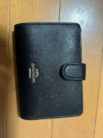 블랙 가죽 이단 접이식 지갑 금장 로고 포함