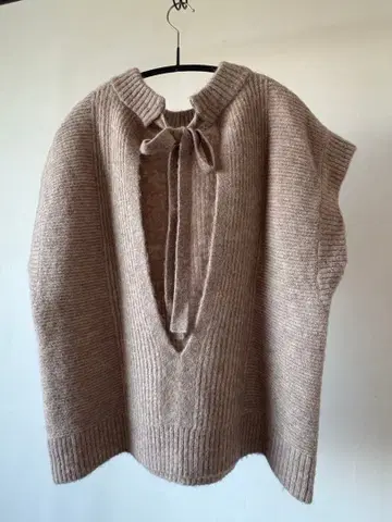 INGEBORG 잉게보그 베이지 슬리브리스 니트 뒷 리본 베스트