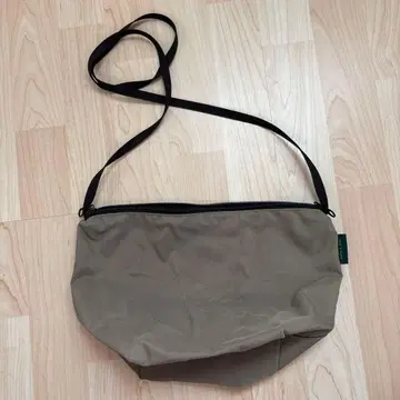 나일론 베이지 숄더백