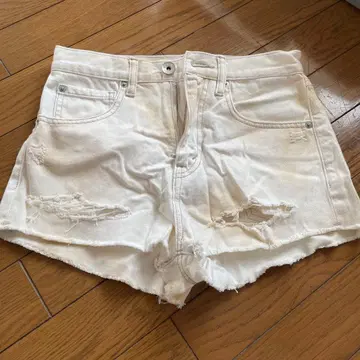 화이트 데미지 숏팬츠