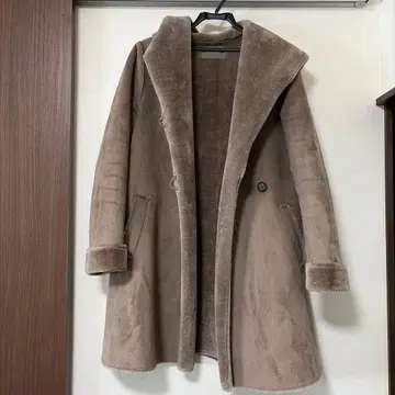 후드 부착 브라운 무스탕 코트