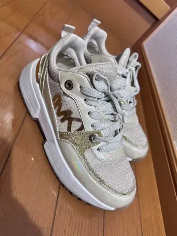 Michael Kors 화이트 골드 스니커즈