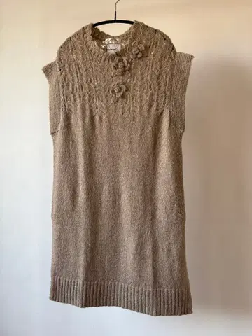 새상품 INGEBORG 잉게보그 베이지 슬리브리스 니트 꽃 장식