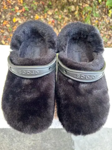 크록스 블랙 퍼 사보 샌들