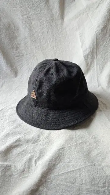 블랙 버킷햇 삼각형 가죽 택 포함