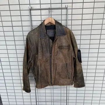 왼쪽 팔에 포켓이 달린 멋스러운 가죽 블루종