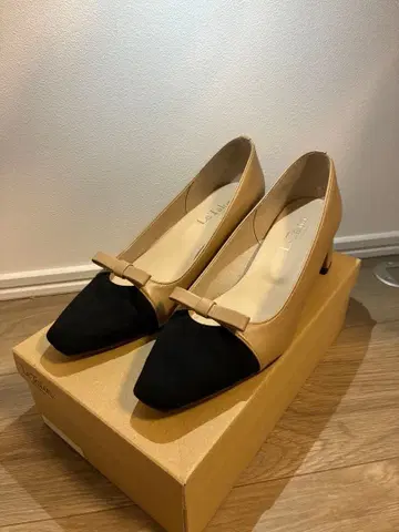 LeTalon 베이지/블랙 리본 펌프스