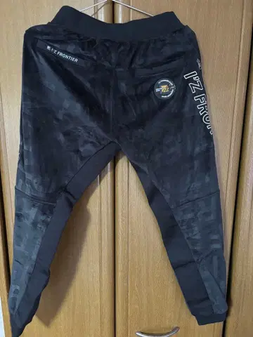 I'Z FRONTIER 블랙 스웨트 팬츠