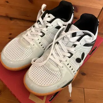 BUTTERFLY 스포츠 슈즈 235 사이즈 화이트/블랙