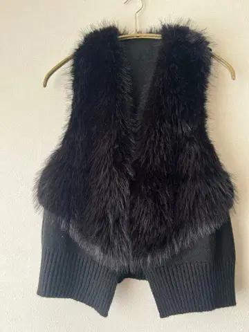 블랙 인조 모피 니트 베스트