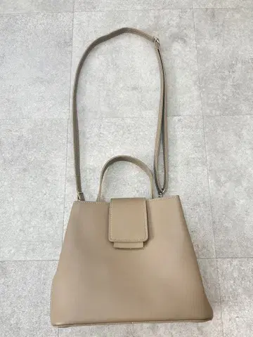 베이지 숄더백 핸들 포함