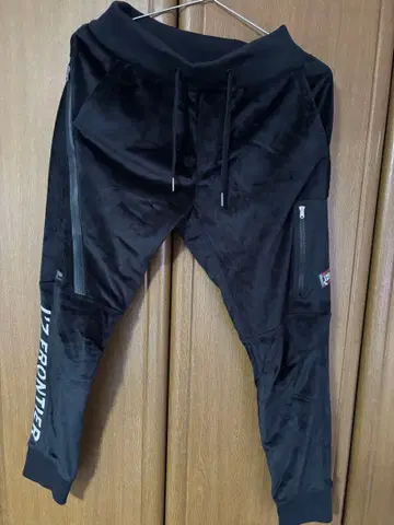 1/2 FRONTIER 블랙 스웨트 팬츠 S