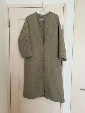 [ ne quittez pas ] 퀼팅 롱 노카라 코트 자수