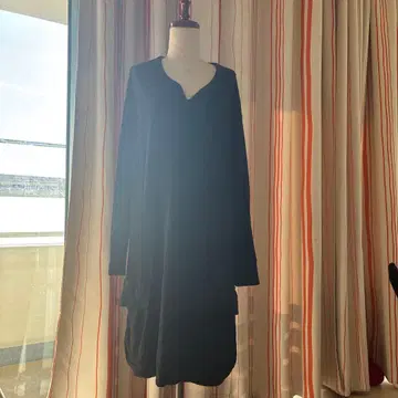 블랙 긴팔 V넥 무릎 기장 원피스