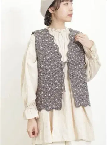 꽃 자수 퀼트 베스트 차콜