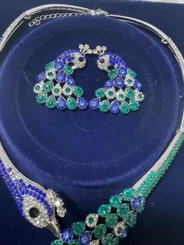 공작 귀걸이와 목걸이 세트