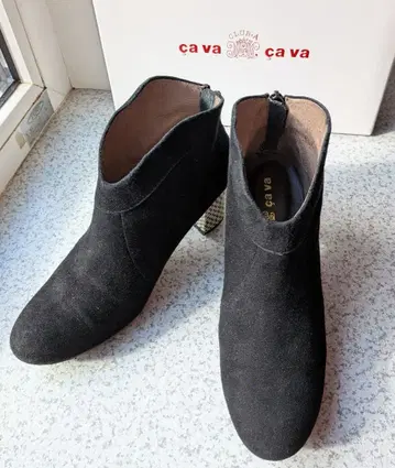 새상품급 cavacava 블랙 스웨이드풍 앵클부츠 중간 힐