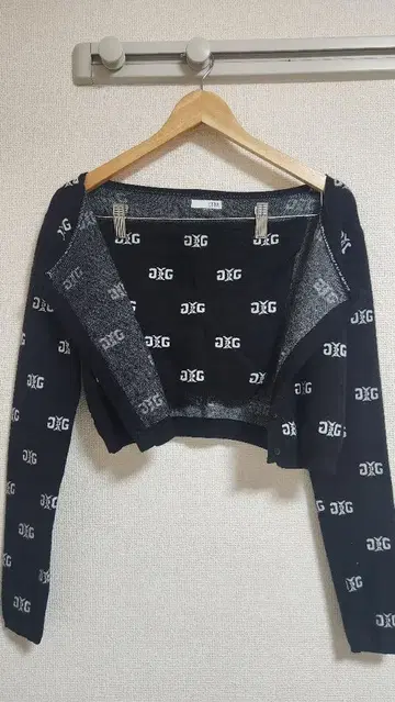 GYDA 블랙 로고 크롭 니트