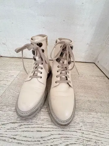 베이지 가죽 레이스업 부츠