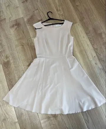 [ M-premier black ] 베이지 슬리브리스 플레어 원피스