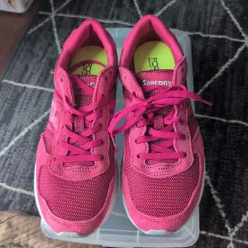 Saucony 핑크 러닝화 24cm