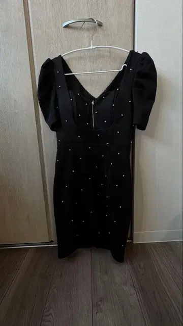 퍼프 슬리브 비쥬 블랙 드레스