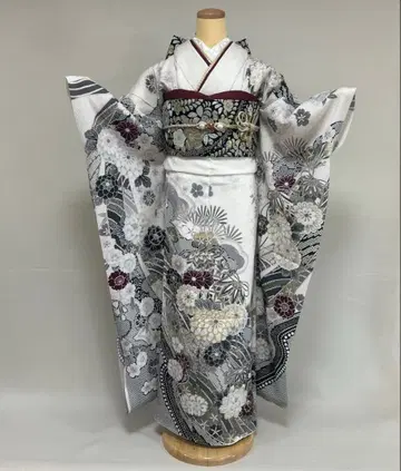 고급 화이트 베이스의 국화와 모란 부풀린 직조 후리소데 풀세트