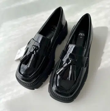 [ 새상품급 ] ZARA 통굽 태슬 로퍼 23cm