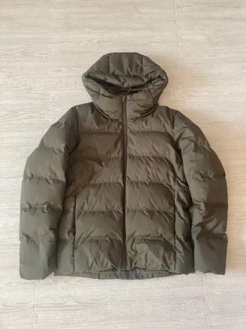 유니클로 심리스 다운 후드티 남성용 올리브 M