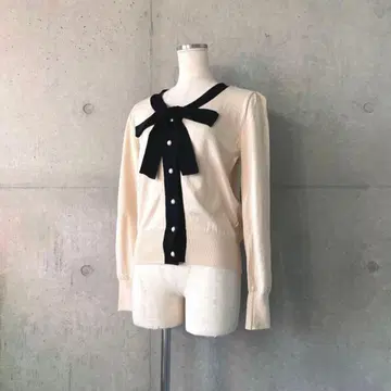 택 포함 새상품 펄 장식 배색 보타이 니트 풀오버 바이 컬러 베이지