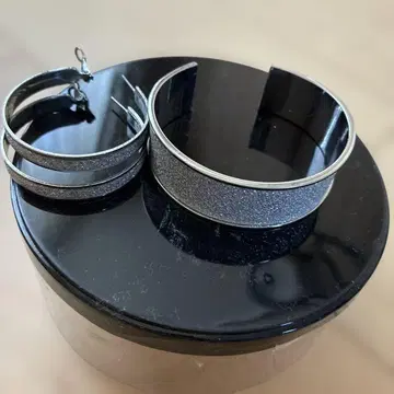 아가타의 실버 메탈 팔찌와 귀걸이