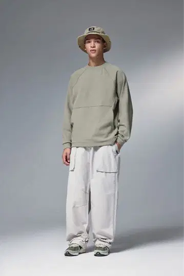 올리브 그린 래글런 슬리브 맨투맨 핸드 포켓 부착