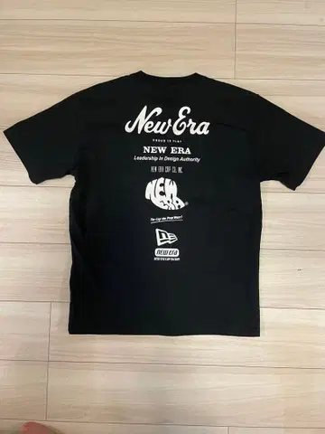 뉴에라 무라사키 스포츠 별주 백 프린트 T 블랙