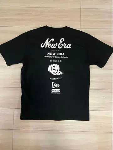 뉴에라 무라사키 스포츠 별주 백 프린트 T 블랙