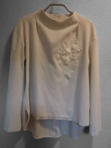 아이보리 꽃무늬 자수 하이넥 긴팔 T셔츠 K.T