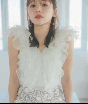 snidel 스나이델 슬리브리스 프릴 블라우스