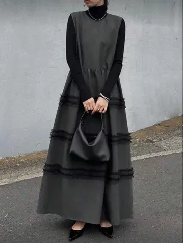 프릴이 달린 다크 그레이 롱 드레스