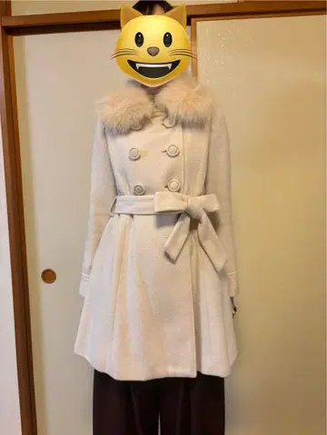 복슬복슬 퍼 옷깃의 롱 코트 더블 크림색